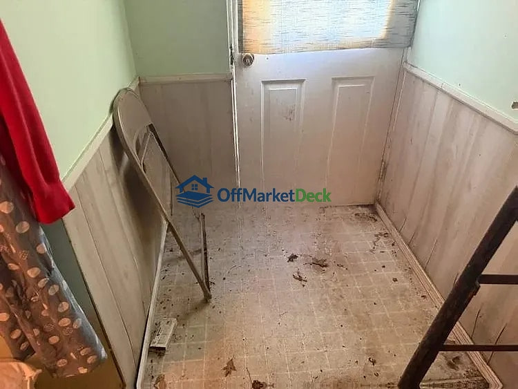 Off-market house in Louisiana, Missouri — 2 beds, 2 baths, $92,000 — photo 6 of 8