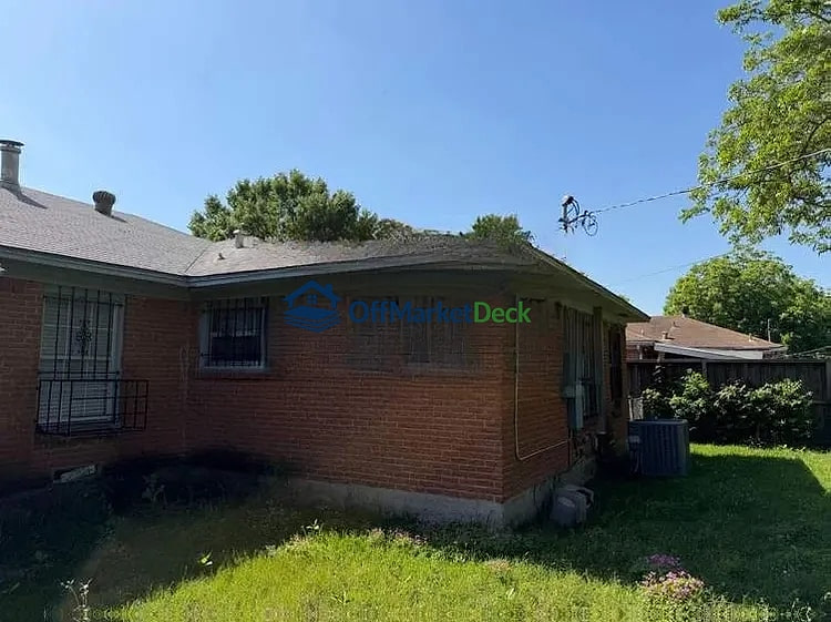 Off-market house in Dallas, Texas — 3 beds, 1.5 baths, $179,000 — photo 2 of 4
