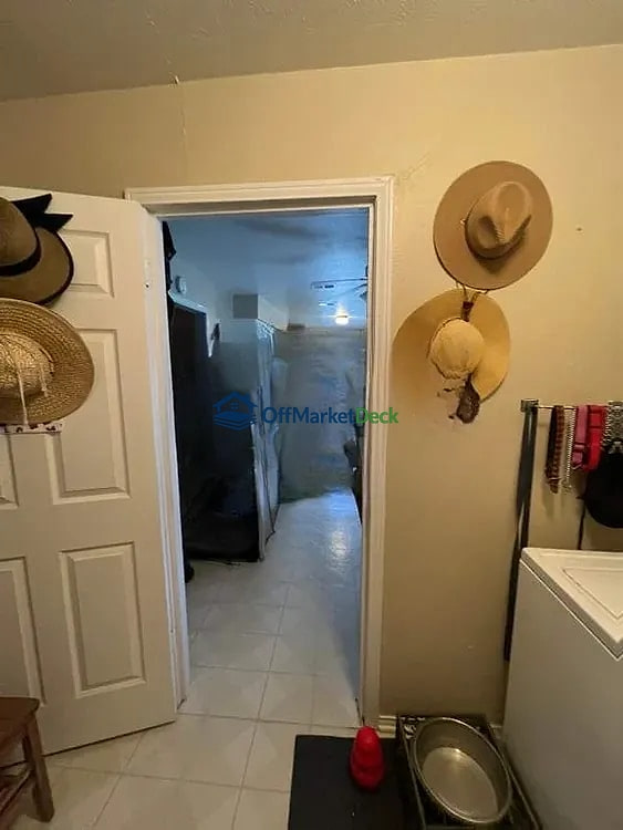 Off-market house in Carrollton, Texas — 3 beds, 2 baths, $285,000 — photo 2 of 8