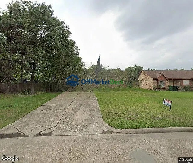 Off-market house in Houston, Texas — 3 beds, 2 baths, $155,000 — photo 3 of 3