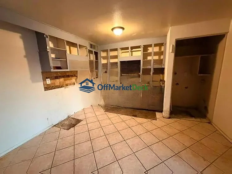 Off-market house in Phoenix, Arizona — 4 beds, 2 baths, $263,500