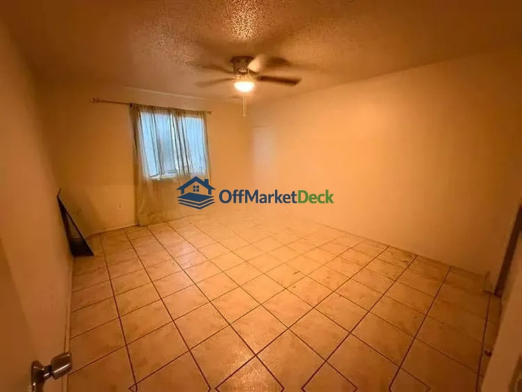 Off-market house in Phoenix, Arizona — 4 beds, 2 baths, $263,500 — photo 6 of 8