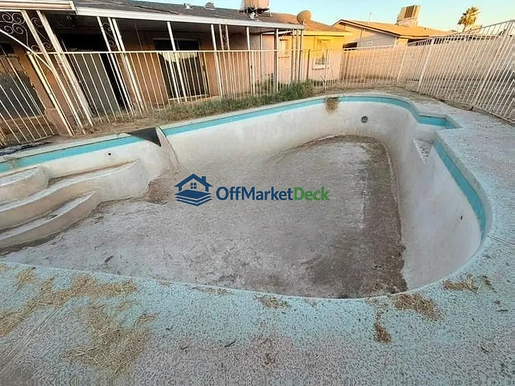 Off-market house in Phoenix, Arizona — 4 beds, 2 baths, $263,500 — photo 5 of 8