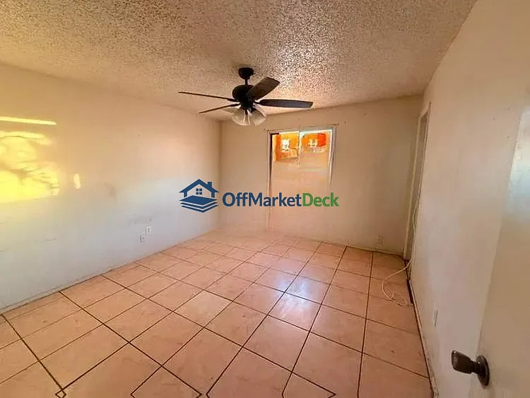 Off-market house in Phoenix, Arizona — 4 beds, 2 baths, $263,500 — photo 8 of 8