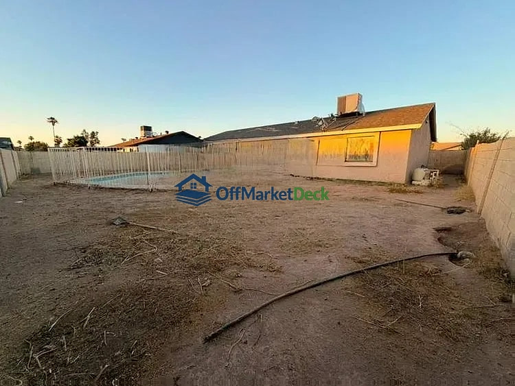 Off-market house in Phoenix, Arizona — 4 beds, 2 baths, $263,500 — photo 4 of 8