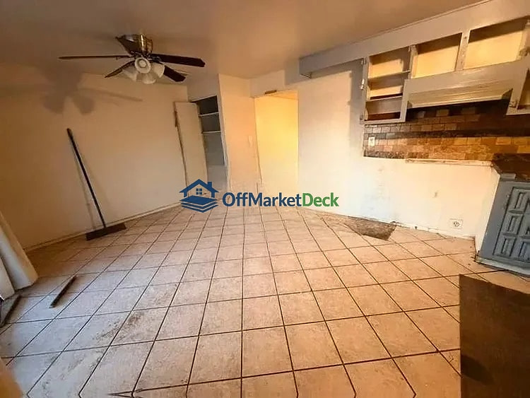 Off-market house in Phoenix, Arizona — 4 beds, 2 baths, $263,500 — photo 2 of 8
