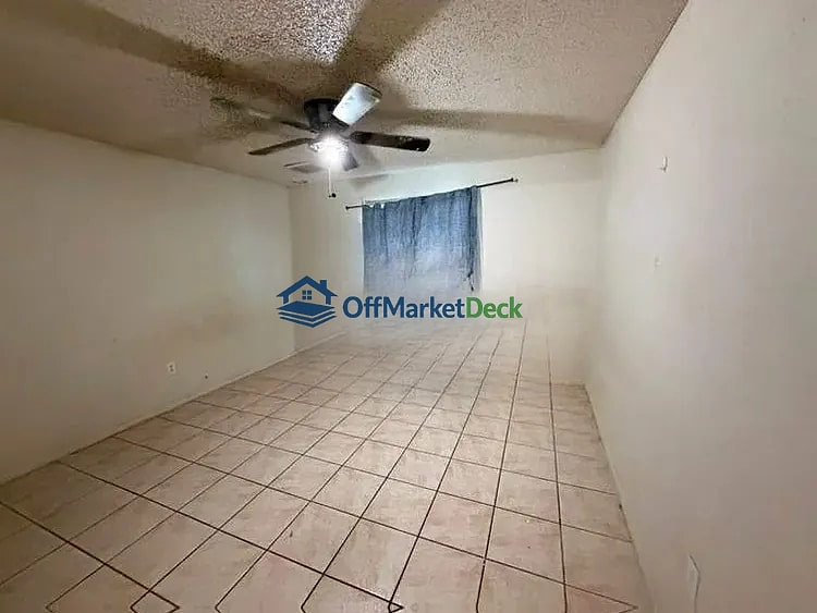 Off-market house in Phoenix, Arizona — 4 beds, 2 baths, $263,500 — photo 7 of 8