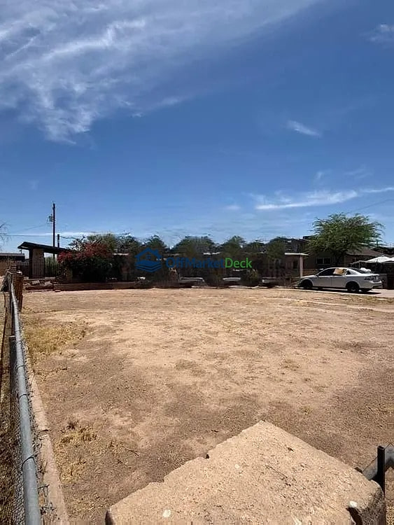 Off-market house in Phoenix, Arizona — 3 beds, 2 baths, $200,000 — photo 2 of 3