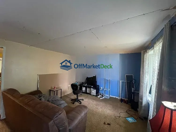 Off-market house in Mooresville, Indiana — 4 beds, 2 baths, $180,000 — photo 2 of 8