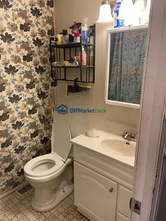 Off-market house in Mooresville, Indiana — 4 beds, 2 baths, $180,000 — photo 5 of 8