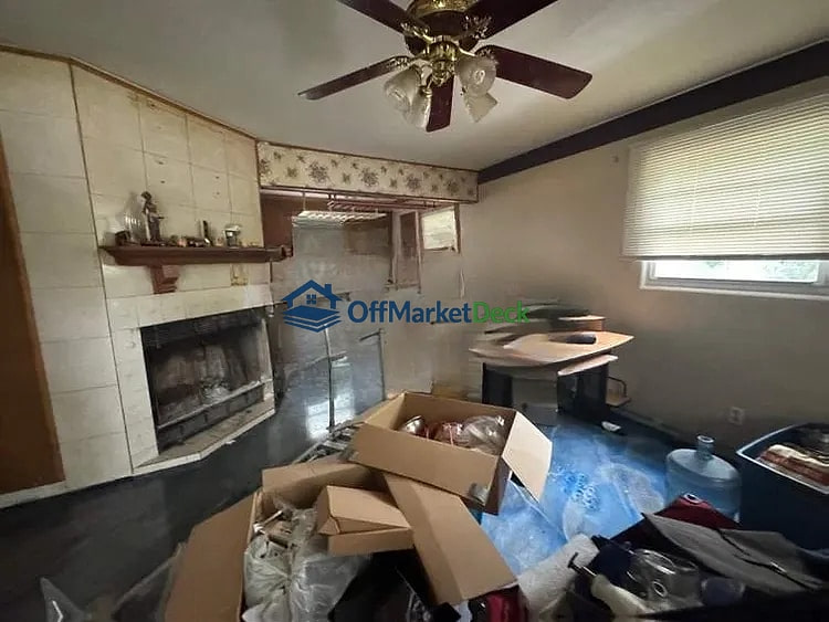 Off-market house in Indianapolis, Indiana — 3 beds, 1 bath, $114,000 — photo 4 of 8