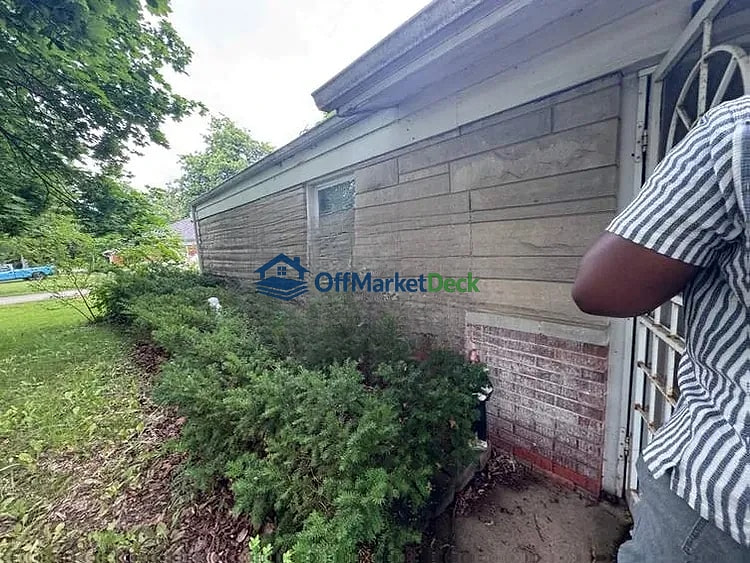 Off-market house in Indianapolis, Indiana — 3 beds, 1 bath, $114,000 — photo 3 of 8