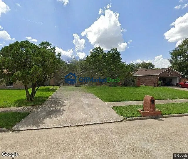 Off-market house in Channelview, Texas — 3 beds, 2 baths, $179,900 — photo 2 of 3