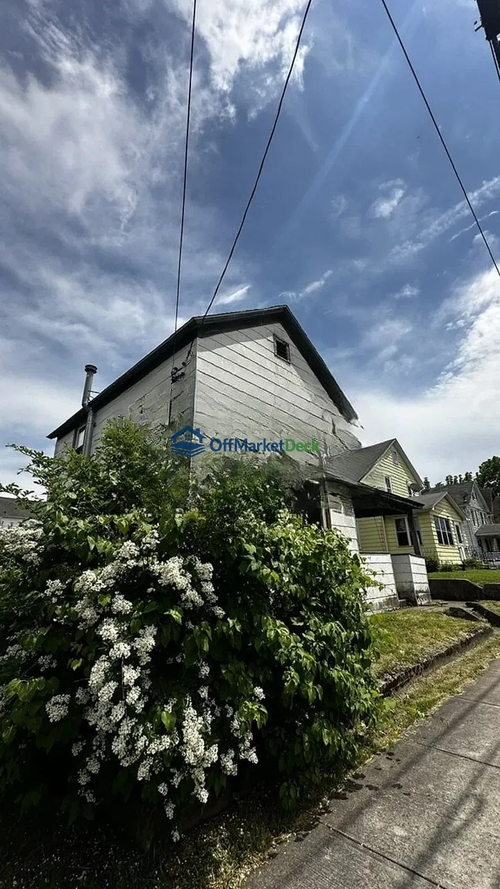 Off-market house in Geneva, New York — 3 beds, 1 bath, $34,900 — photo 4 of 8