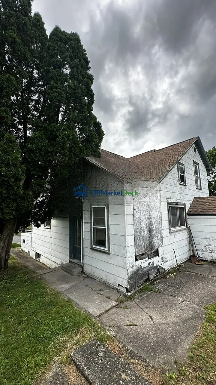 Off-market house in Geneva, New York — 3 beds, 1 bath, $34,900 — photo 2 of 8