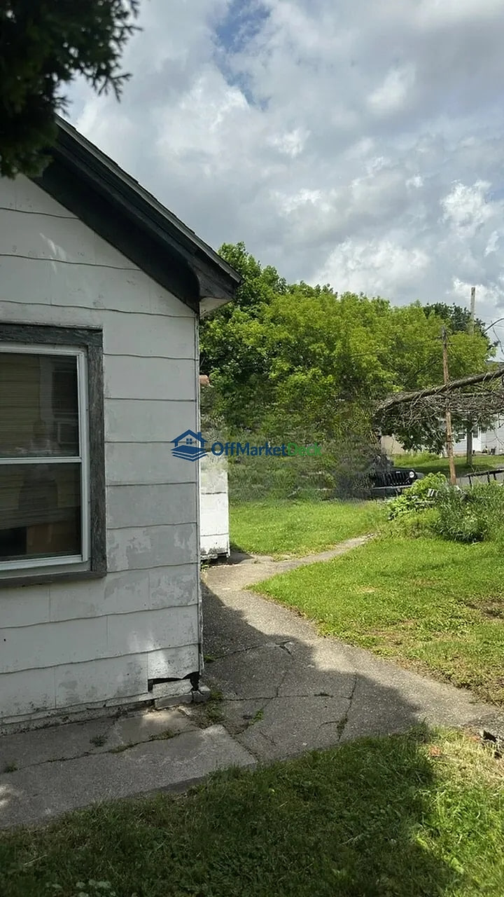 Off-market house in Geneva, New York — 3 beds, 1 bath, $34,900 — photo 6 of 8