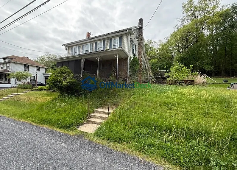 Off-market townhome in Pine Grove, Pennsylvania — 3 beds, 1.5 baths, $90,000