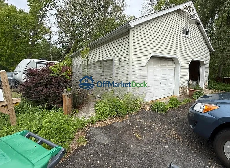 Off-market townhome in Pine Grove, Pennsylvania — 3 beds, 1.5 baths, $90,000 — photo 2 of 5