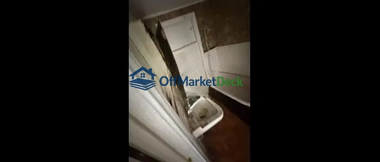 Off-market house in Beaumont, Texas — 2 beds, 1 bath, $9,000 — photo 5 of 8