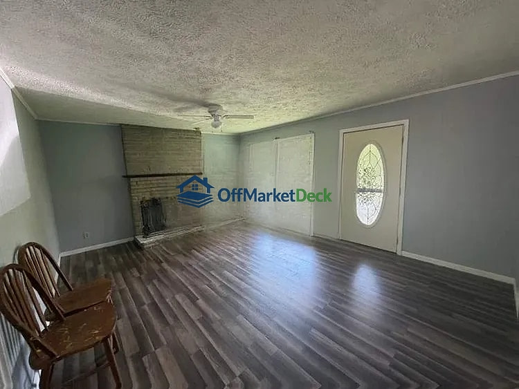 Off-market house in Spruce Pine, North Carolina — 3 beds, 1 bath, $185,000 — photo 6 of 8
