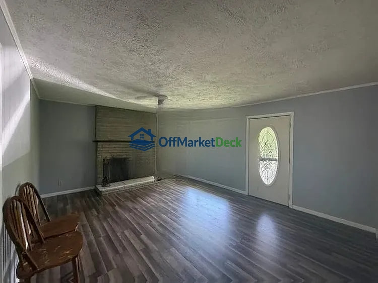 Off-market house in Spruce Pine, North Carolina — 3 beds, 1 bath, $185,000 — photo 8 of 8