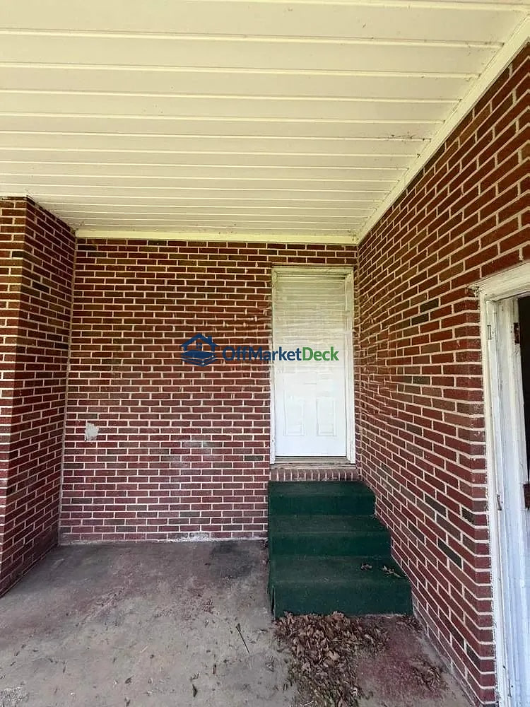Off-market house in Spruce Pine, North Carolina — 3 beds, 1 bath, $185,000 — photo 4 of 8