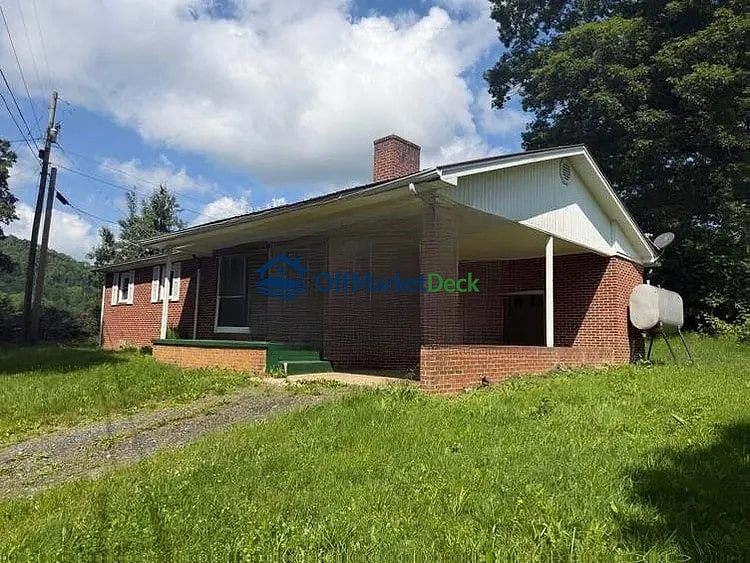 Off-market house in Spruce Pine, North Carolina — 3 beds, 1 bath, $185,000 — photo 3 of 8