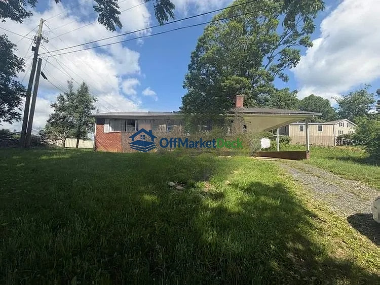 Off-market house in Spruce Pine, North Carolina — 3 beds, 1 bath, $185,000
