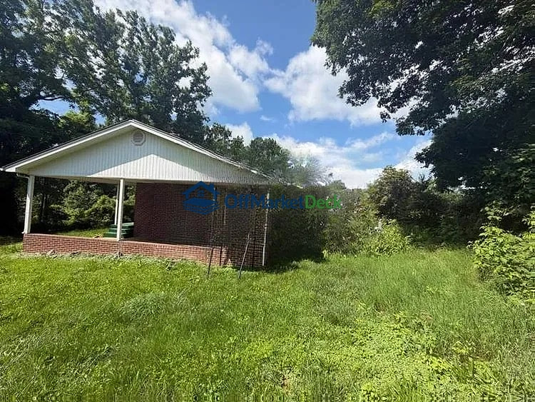 Off-market house in Spruce Pine, North Carolina — 3 beds, 1 bath, $185,000 — photo 2 of 8