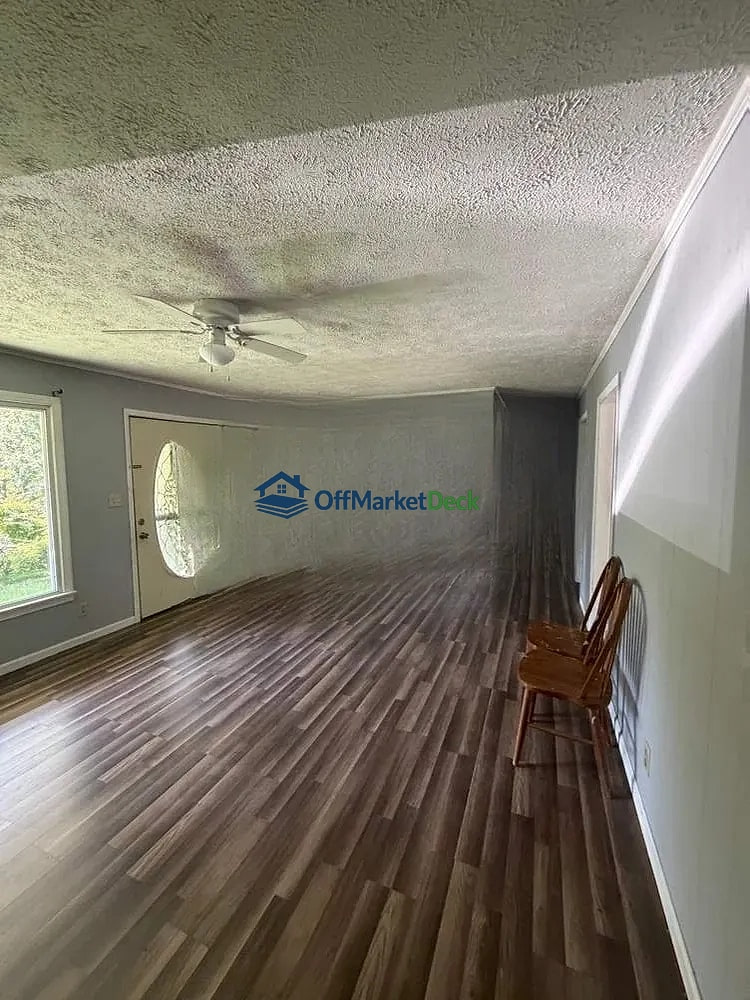 Off-market house in Spruce Pine, North Carolina — 3 beds, 1 bath, $185,000 — photo 5 of 8