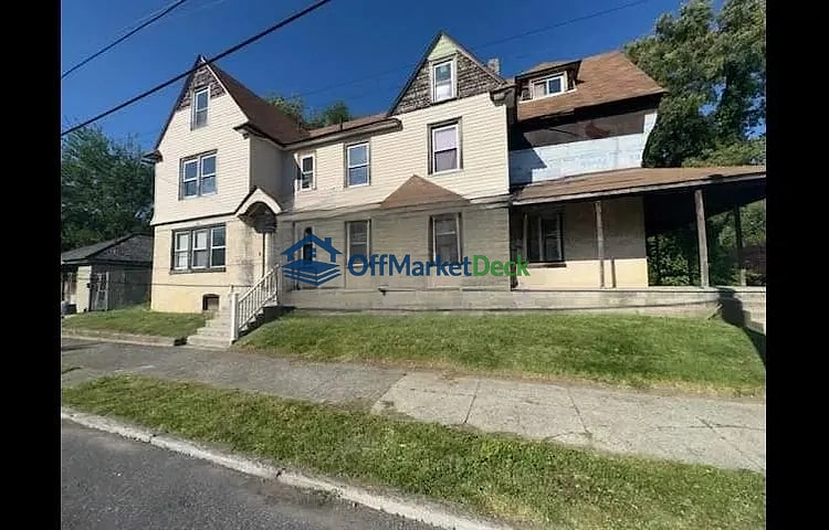 Off-market house in Chester, Pennsylvania — 4 beds, 2 baths, $95,000 — photo 3 of 8