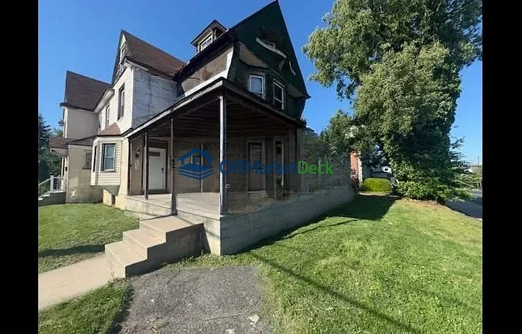 Off-market house in Chester, Pennsylvania — 4 beds, 2 baths, $95,000 — photo 2 of 8