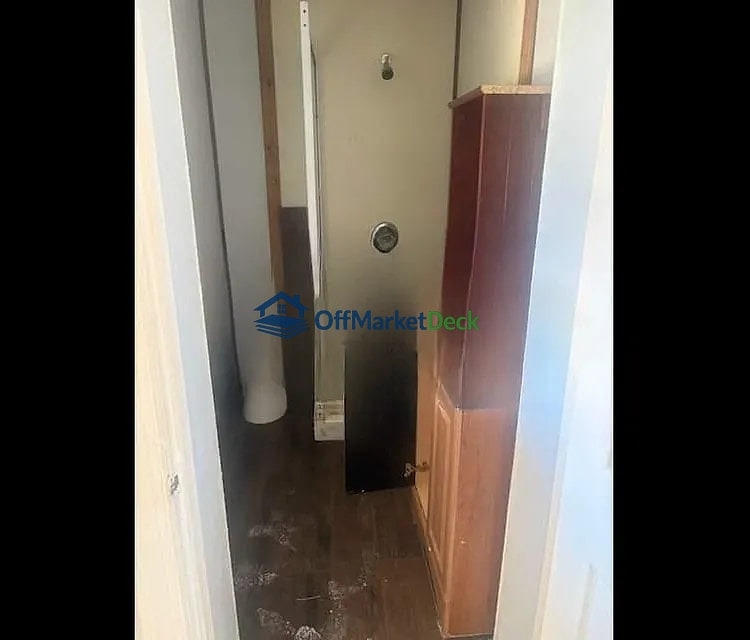 Off-market house in Chester, Pennsylvania — 4 beds, 2 baths, $95,000 — photo 5 of 8