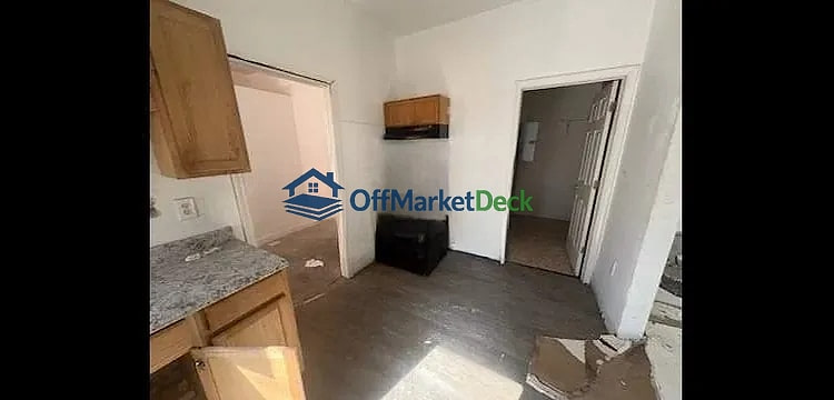 Off-market house in Chester, Pennsylvania — 4 beds, 2 baths, $95,000 — photo 7 of 8