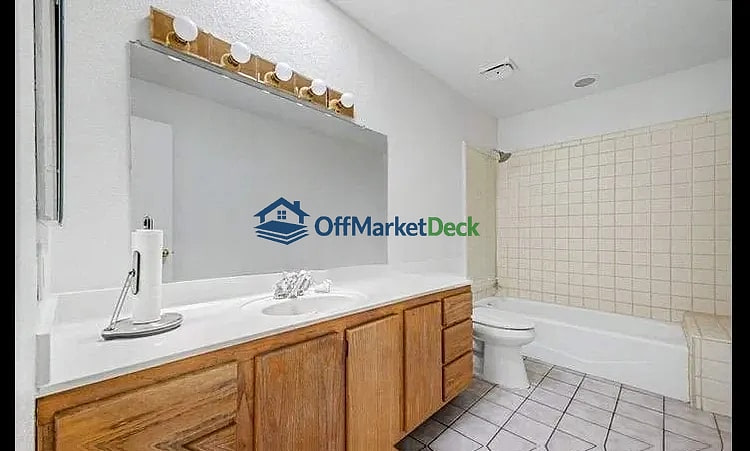 Off-market house in Glendale, Arizona — 3 beds, 2 baths, $475,000 — photo 4 of 8