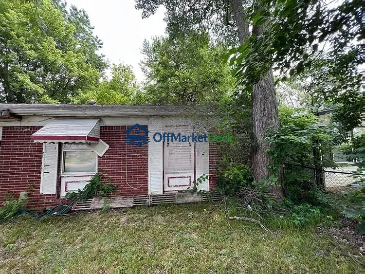 Off-market house in Indianapolis, Indiana — 3 beds, 1 bath, $90,000 — photo 2 of 8