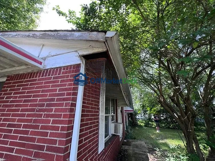 Off-market house in Indianapolis, Indiana — 3 beds, 1 bath, $90,000 — photo 5 of 8