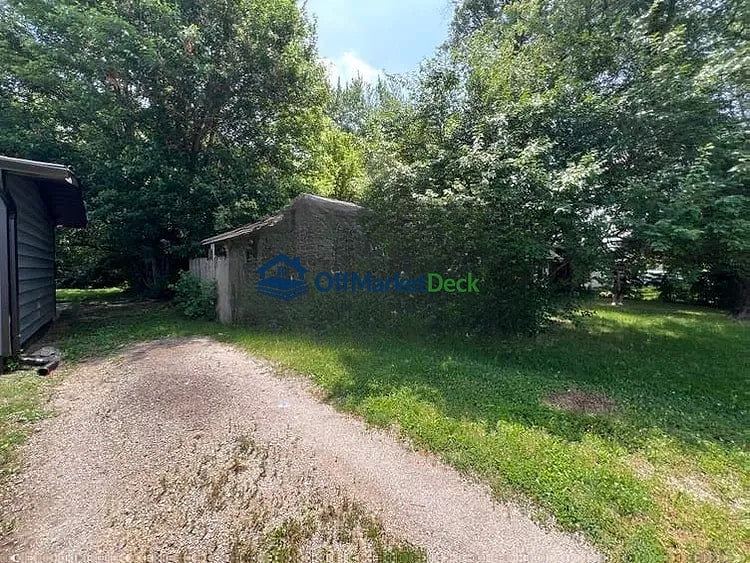 Off-market house in Indianapolis, Indiana — 3 beds, 1 bath, $90,000 — photo 4 of 8