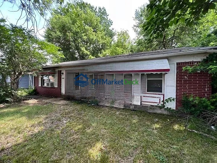 Off-market house in Indianapolis, Indiana — 3 beds, 1 bath, $90,000 — photo 3 of 8