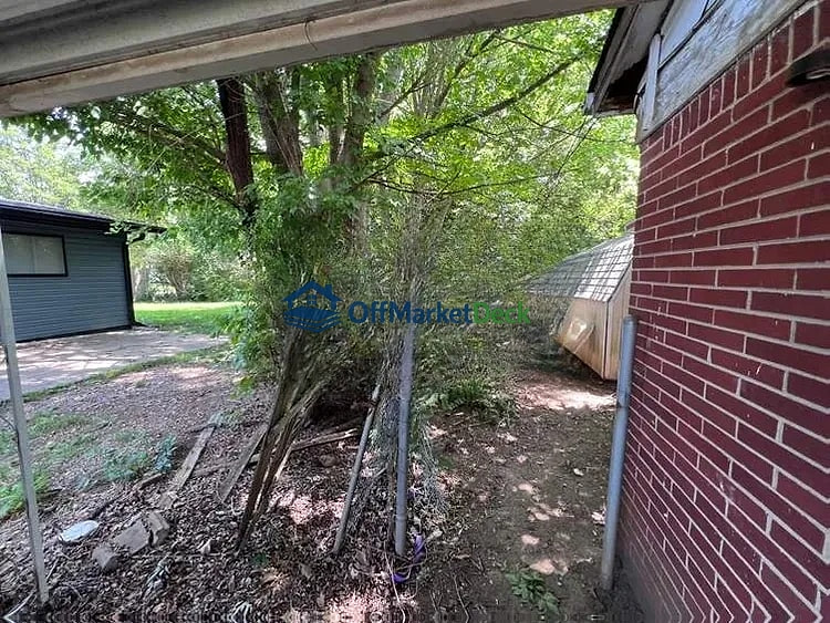 Off-market house in Indianapolis, Indiana — 3 beds, 1 bath, $90,000 — photo 7 of 8
