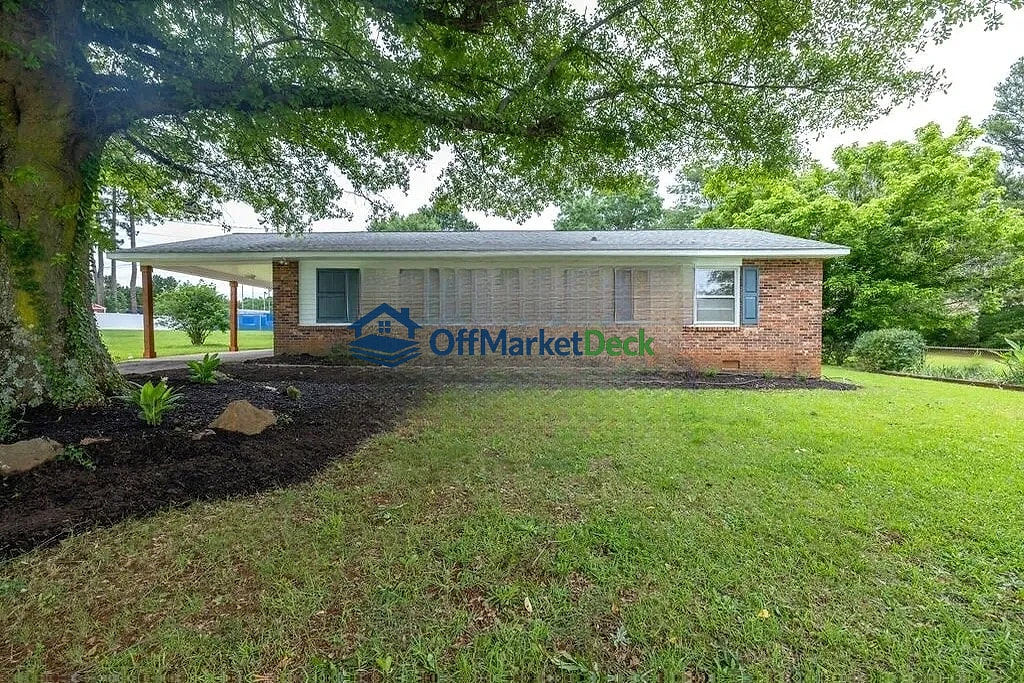 Off-market house in Spartanburg, South Carolina — 3 beds, 1.5 baths, $215,000 - Blurred background Image