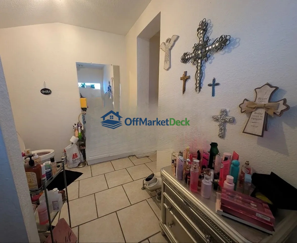 Off-market house in Bartow, Florida — 6 beds, 3 baths, $224,990 — photo 6 of 8
