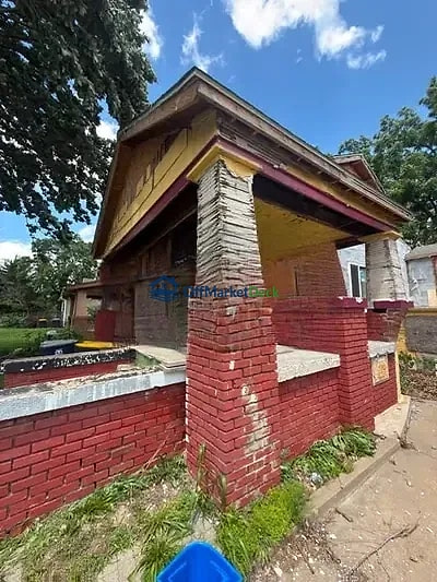 Off-market house in Kansas City, Missouri — 3 beds, 2.5 baths, $64,900 — photo 2 of 8