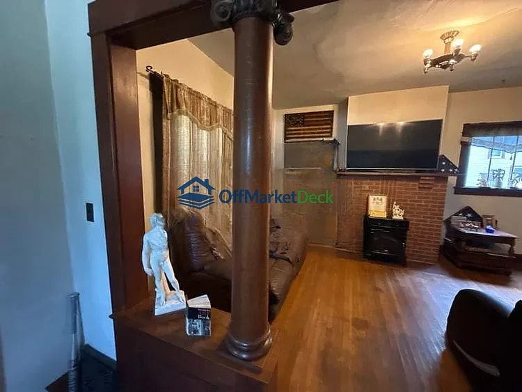 Off-market house in Indianapolis, Indiana — 3 beds, 2 baths, $129,990 — photo 3 of 8