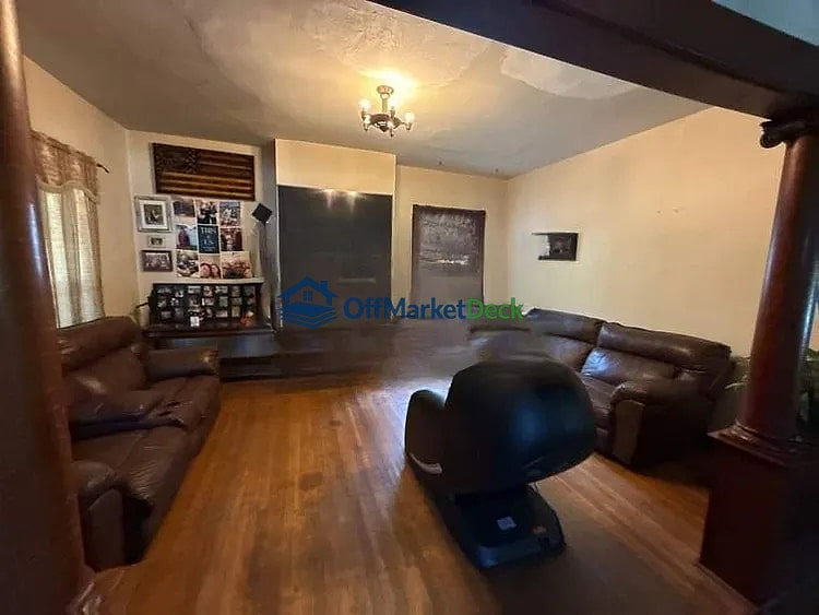 Off-market house in Indianapolis, Indiana — 3 beds, 2 baths, $129,990 — photo 4 of 8