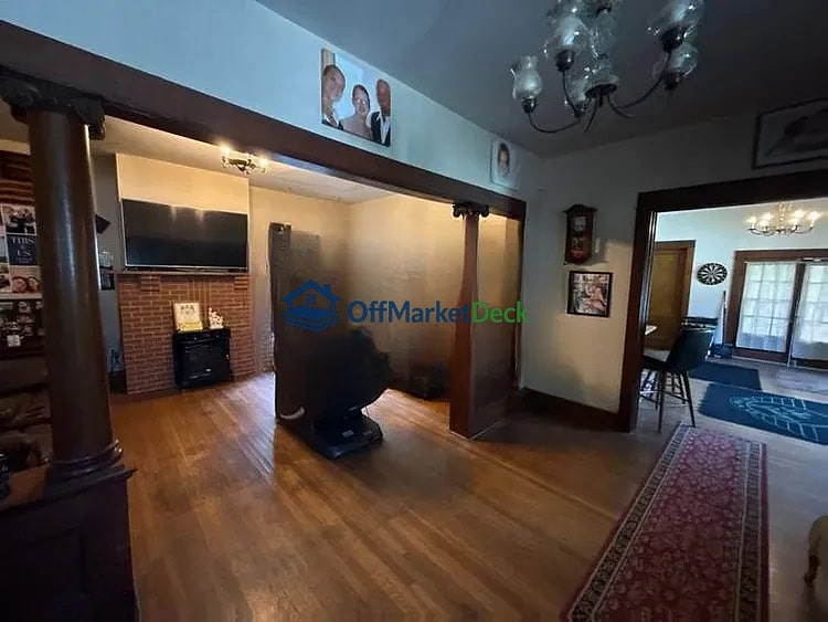 Off-market house in Indianapolis, Indiana — 3 beds, 2 baths, $129,990 — photo 2 of 8
