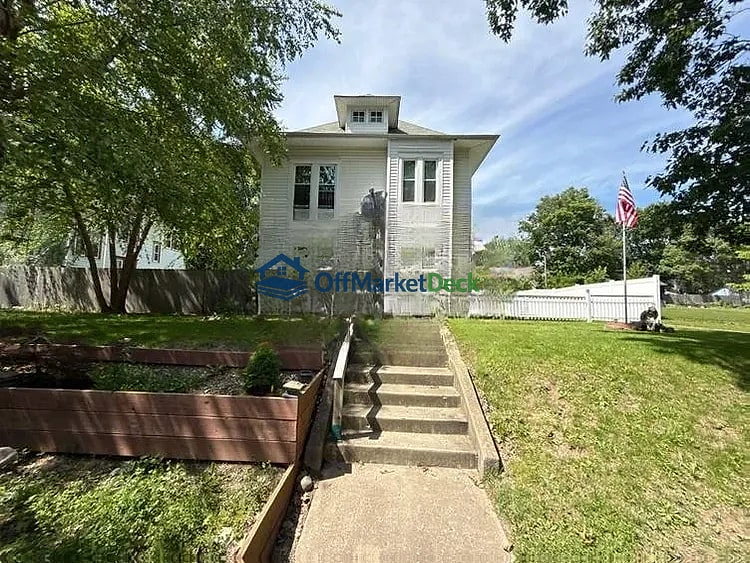 Off-market house in Indianapolis, Indiana — 3 beds, 2 baths, $129,990 - Blurred background Image