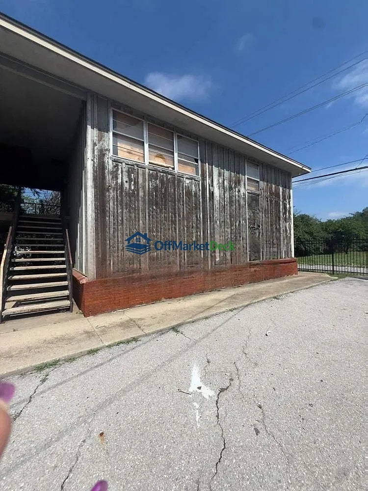 Off-market house in Lawton, Oklahoma — 2 beds, 1 bath, $40,000 — photo 2 of 8