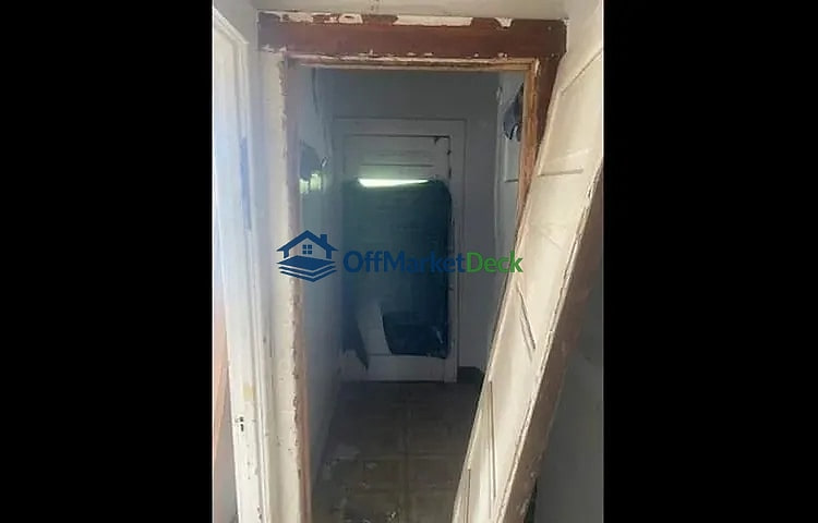 Off-market multi family in Detroit, Michigan — 6 beds, 2 baths, $57,300 — photo 4 of 8
