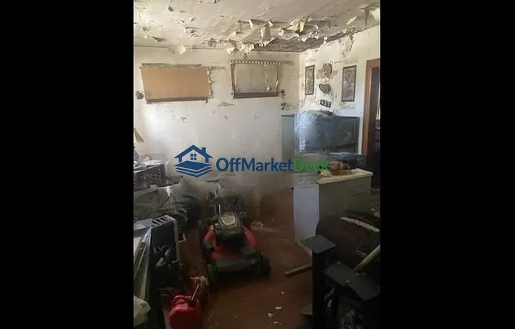 Off-market multi family in Detroit, Michigan — 6 beds, 2 baths, $57,300 — photo 8 of 8
